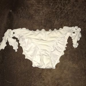 White, cheeky ruffle swim bottoms